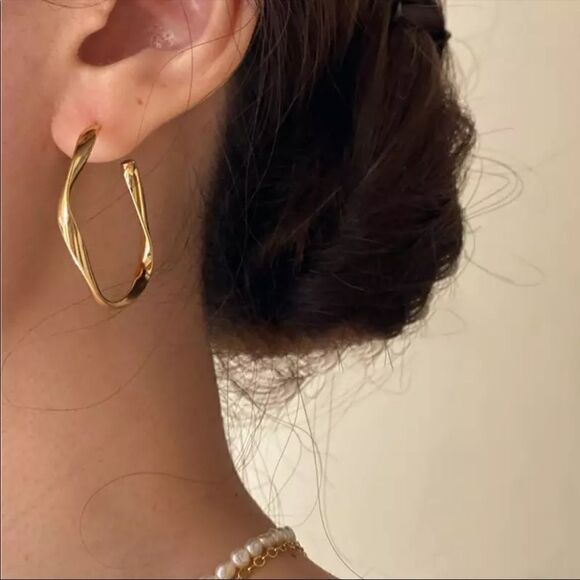 #11 🎉RESTOCKED Vintage 18k Gold/Sterling Twisted C Shape Hoop Earrin… - Picture 3 of 6